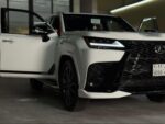 ⁦احجز الآن توصيل من مطار جدة إلى مكة والعكس _ جيب لكزس LX600 – Fsport -2025⁩ - الصورة ⁦3⁩